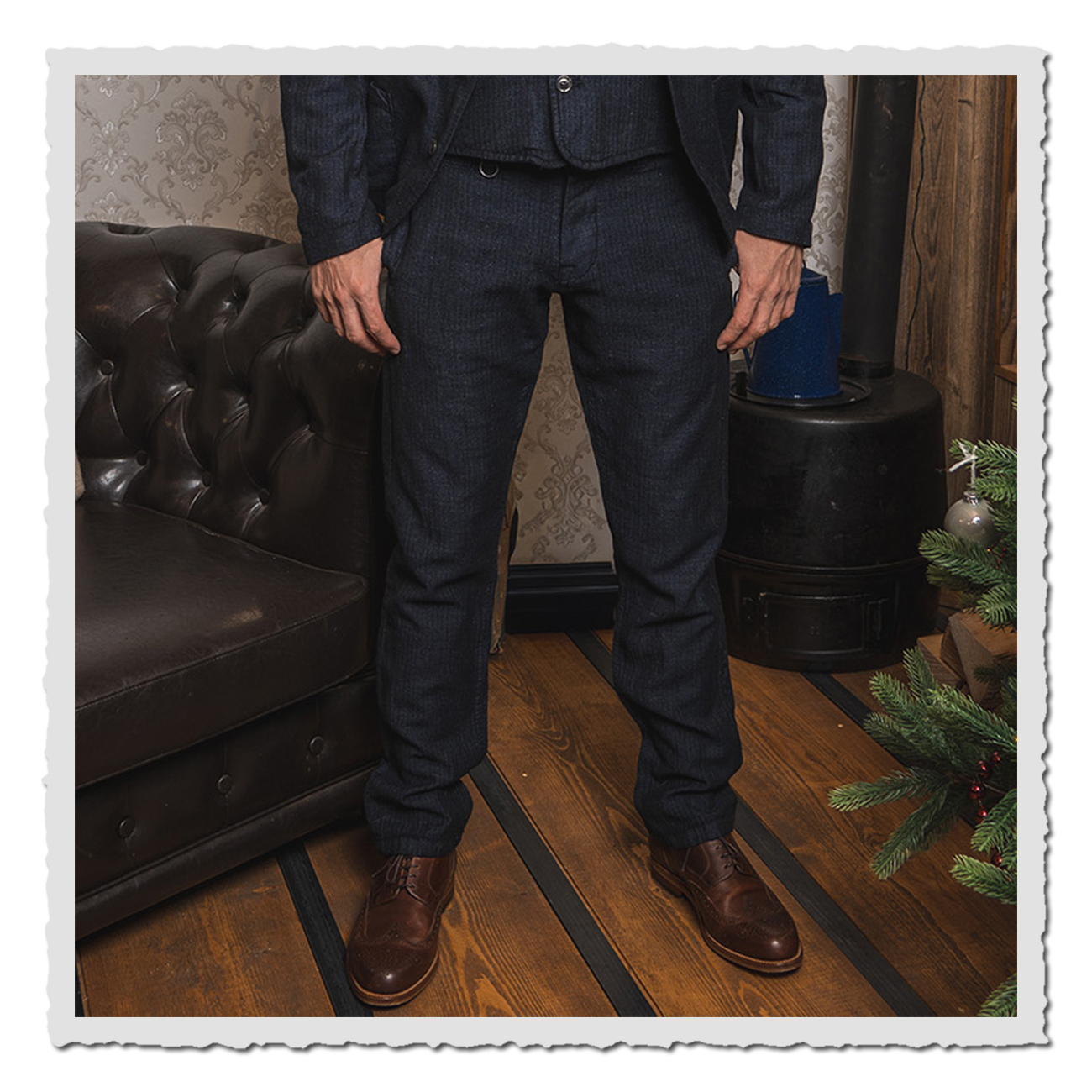 Heritage-Look mit Pike Brothers 1947 Harvester Trousers Owen Blue auf Holzboden neben Ledersessel